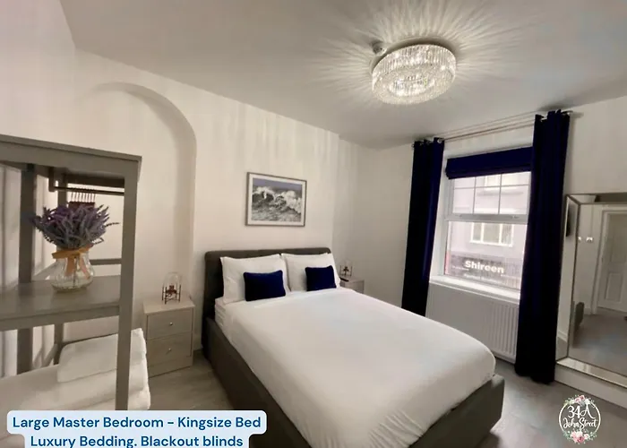 Ocean Escape 200M From The Sea, High Spec Town Centre Entire Flat, 3 Bedrooms, Tvs All Rooms