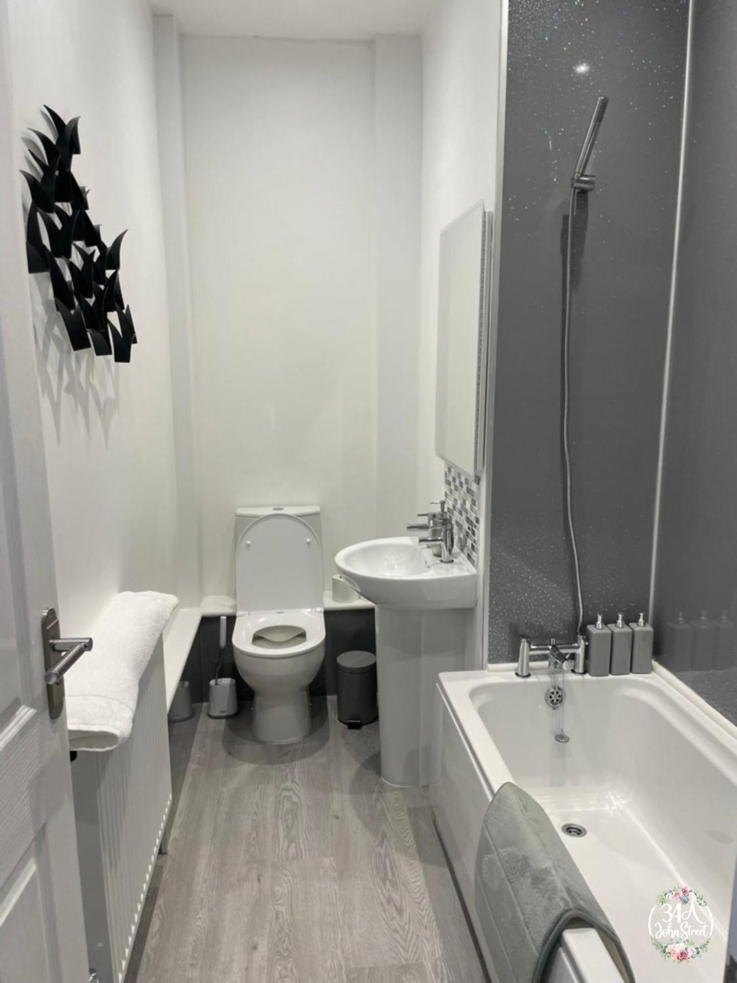 Apartment Ocean Escape 200m From The Sea, High Spec Town Centre Entire Flat, 3 Bedrooms, Tvs Porthcawl